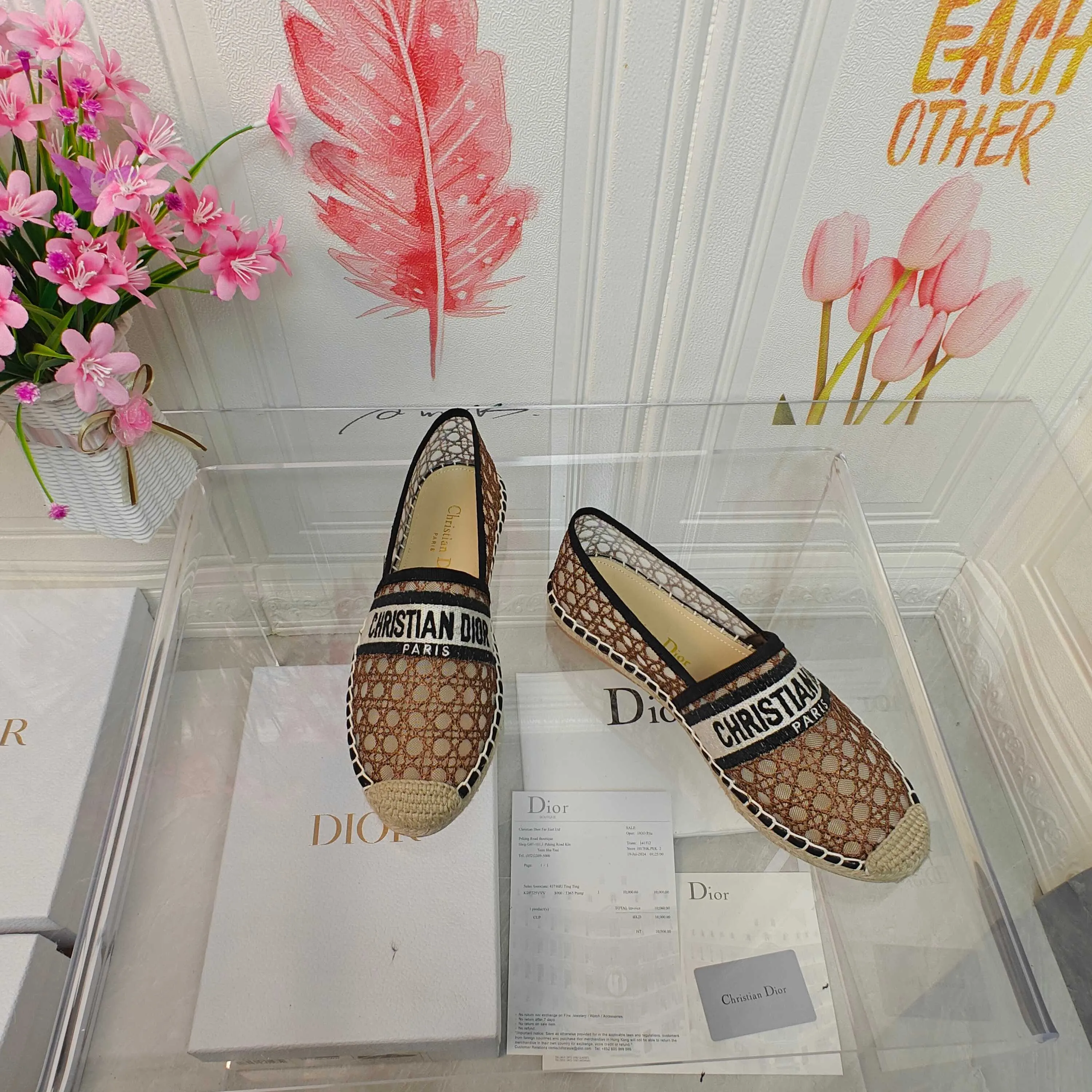👟👟Ex-factory price 380👟👟 Dior Granville espadrilles with black embroidery top quality Upper: "CHRISTIANDIOR" embroidered mesh Craftsmanship: Hand-sewn hemp rope outsole Lining: Imported soft and breathable sheep lining with padded feet Size: 35-40 (customized at 34.41.42) Outsole: Exclusive molded rubber outsole decorated with lucky star symbol